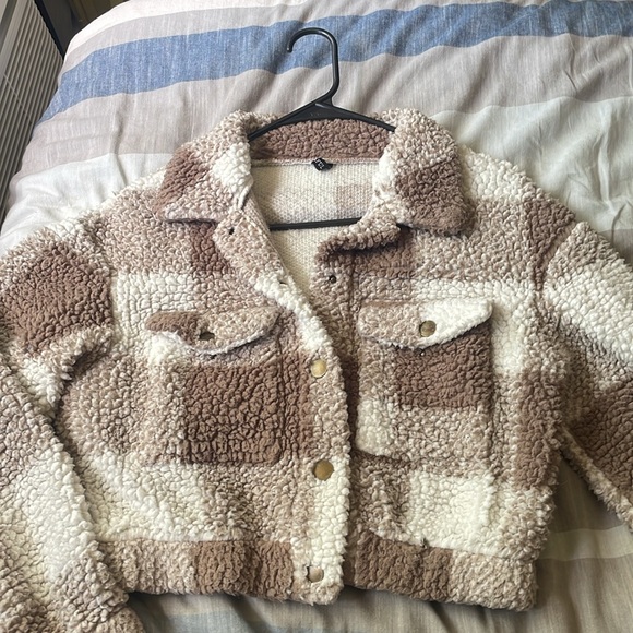 Tan and cream soft fuzzy cropped jacket size small - Picture 3 of 5